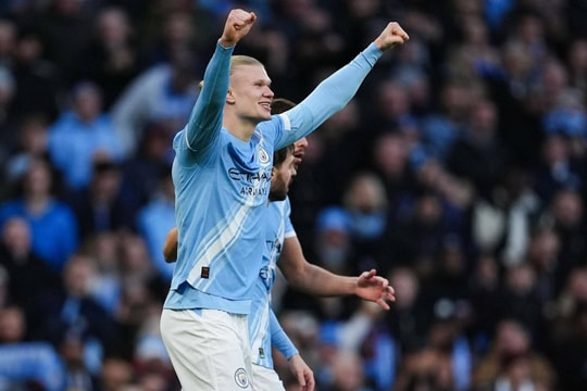 Haaland ăn mừng sau khi qua mặt Ronaldo