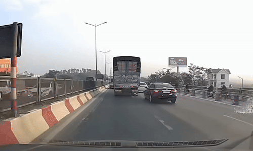 Xe tải chuyển làn ẩu, ủi xe con như đang 'bịt mắt'