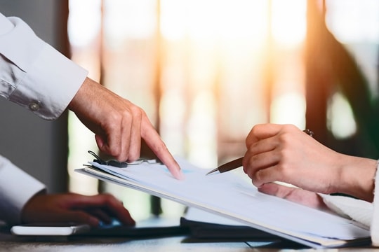 Không được công ty cho giữ hợp đồng lao động, tôi có rủi ro gì?