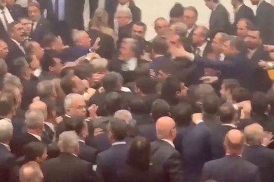 Nghị sĩ Thổ Nhĩ Kỳ ẩu đả giữa phiên họp quốc hội