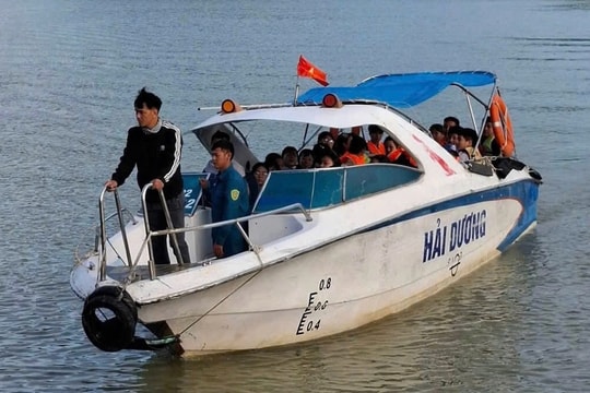 Thuê cano đưa 130 học sinh vượt sông đi học