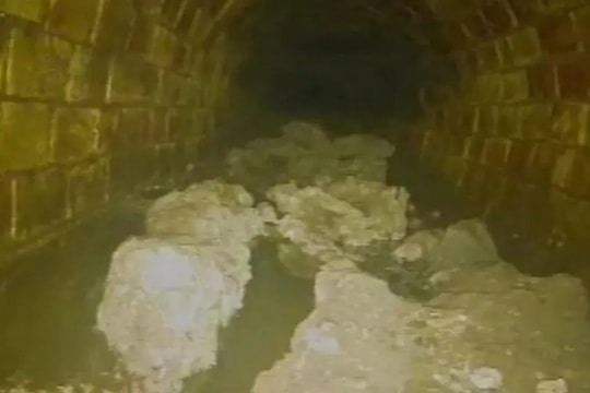 Núi mỡ 100 tấn làm tắc cống London