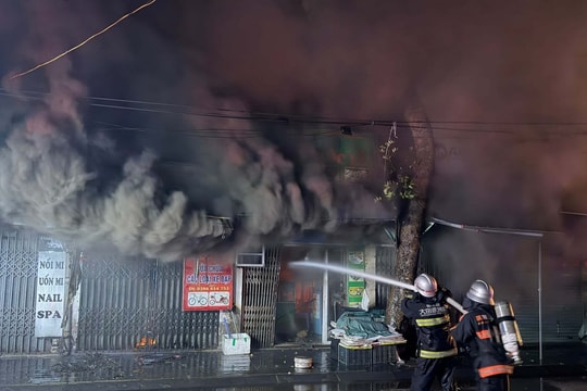 Cháy chợ ở Hà Nội, nhiều hộ dân phải sơ tán