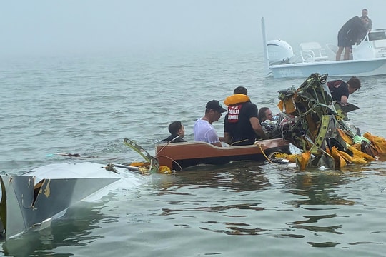 Máy bay hải quân Mexico rơi ngoài khơi Mỹ, 5 người chết