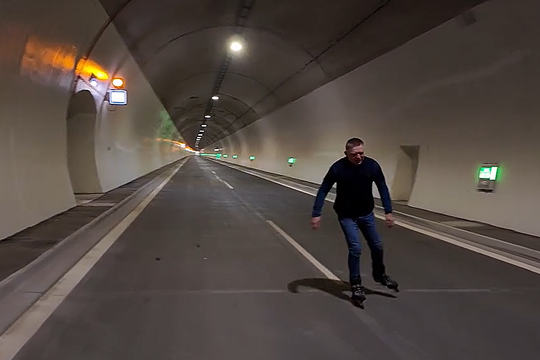 Thủ tướng Slovakia trượt patin khánh thành đường hầm cao tốc