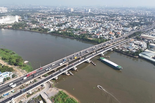 Cầu 9.000 tấn cho ôtô chạy qua sau nâng cao hơn một mét