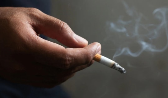 Người phụ nữ đệ đơn ly hôn vì phát hiện chồng mình hút thuốc