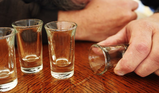 Sau cuộc nhậu tại nhà: 1 người tử vong, 6 người nhập viện vì “thứ nước” quen thuộc mà nguy hiểm