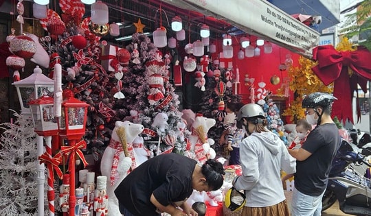 Đồ trang trí Giáng sinh giá "hạt dẻ" xuống phố