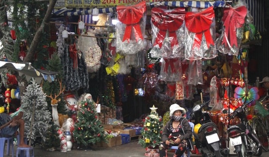 Tiểu thương rầu rĩ vì hàng trang trí Noel ế ẩm