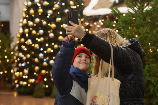 Cả thế giới xuống phố đón Giáng sinh: Khoảnh khắc ấm áp lan tỏa toàn cầu