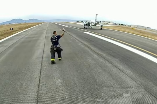 Lần đầu tiên trong lịch sử máy bay tự hạ cánh sau sự cố trên không