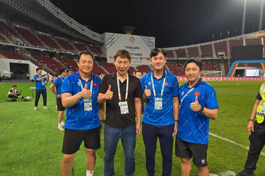 Trợ lý HLV Kim Sang-sik: 'Sức mạnh của bóng đá Việt Nam thật đáng kinh ngạc'