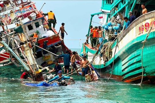 Cứu hộ tàu cá và 13 ngư dân va phải đá ngầm trên biển