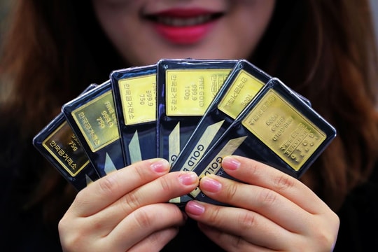 Giá vàng giao ngay lần đầu tiên vượt ngưỡng 4.500 USD/ounce