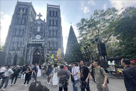 Giáng sinh 2025: Hà Nội rộn ràng trong ánh sáng và sự ấm áp