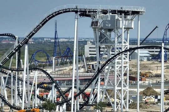 Du khách kể phút kinh hoàng khi bị treo úp ở độ cao 40m trên tàu lượn