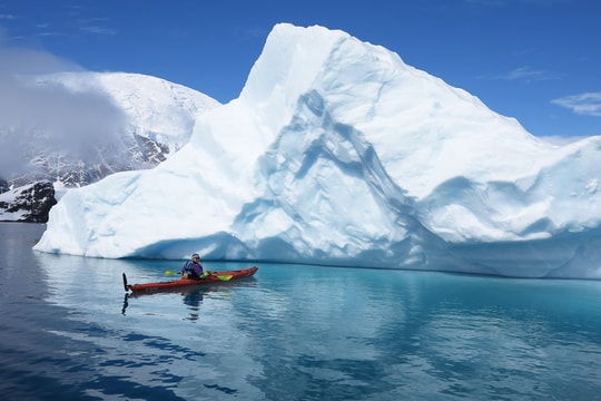 Chèo kayak giữa những tảng băng trôi ở Nam Cực