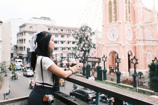 Theo chân khách nước ngoài đón Giáng sinh 'chậm' ở TP HCM