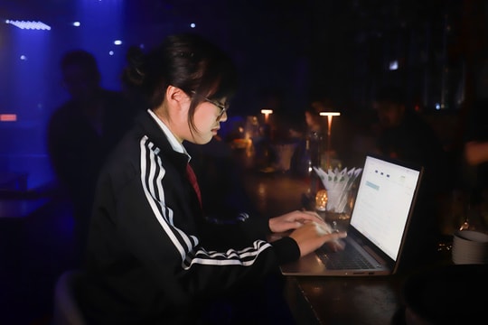 Người trẻ Hà Nội biến quán bar thành văn phòng lúc nửa đêm