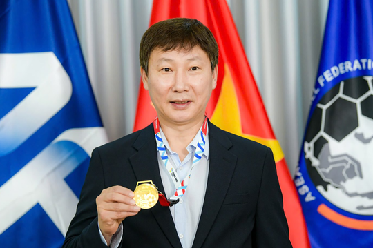 PNJ tặng HLV Kim Sang Sik huy chương từ 33 chỉ vàng 24K