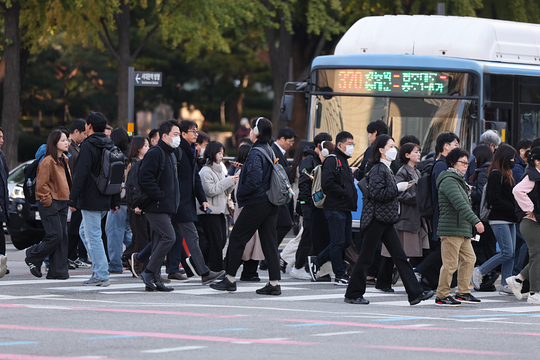 Vì sao người Hàn Quốc 'nghiện' mặc đồ đen trắng?