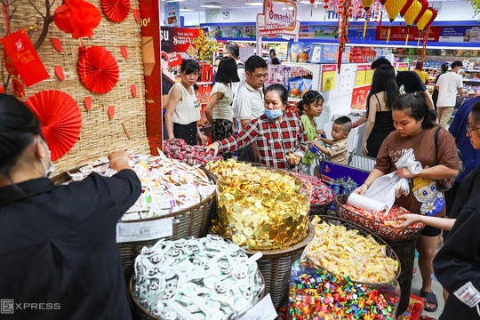 Nhiều người tiêu dùng dè dặt sắm Tết