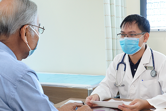 Cụ ông viêm phổi nặng sau ba tháng bệnh liệt giường