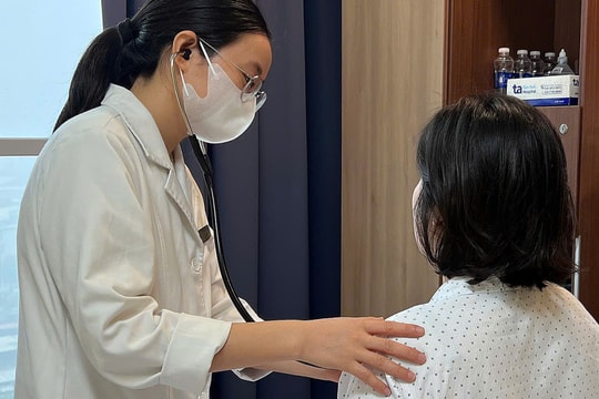 Zona thần kinh tấn công mắt người phụ nữ