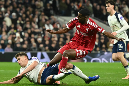 Slot phẫn nộ vì Isak bị triệt hạ