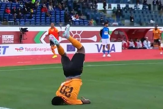 Cựu cầu thủ Ngoại hạng Anh suýt gãy cổ vì lộn nhào mừng bàn thắng