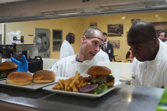 Nhà hàng trong tù ở California giúp phạm nhân hoàn lương