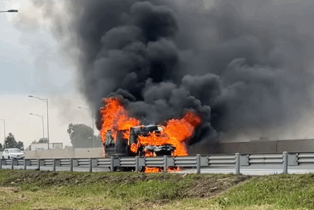 Xe khách limousine cháy rụi trên cao tốc Hà Nội - Hải Phòng