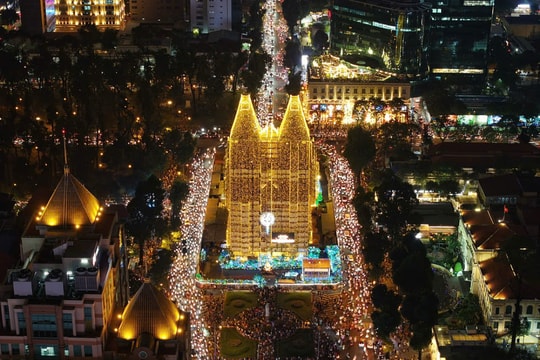 Đông nghịt người đón Giáng sinh