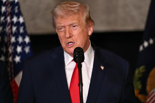 Loạt nghị sĩ Dân chủ kêu gọi ông Trump hủy triệu hồi gần 30 đại sứ