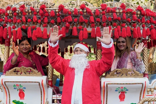 Không khí đón Giáng sinh khắp thế giới