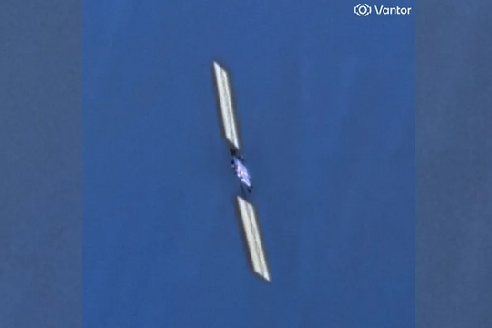 Ảnh chụp vệ tinh Starlink đang rơi xuống Trái Đất