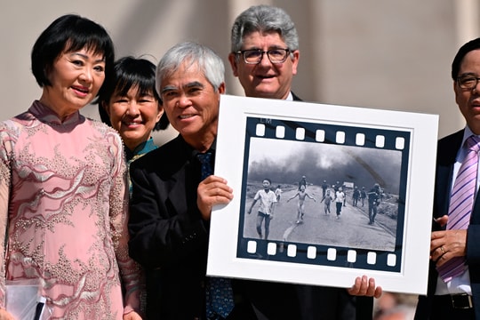 Cựu biên tập viên ảnh AP lên tiếng về người chụp bức 'Em bé Napalm'