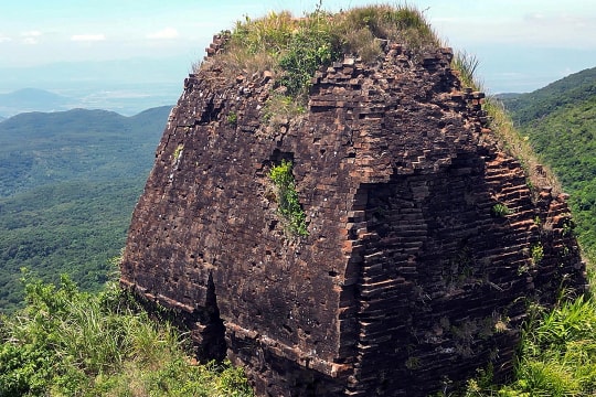 Mở đường lên tháp Chăm cao 800 m trên núi