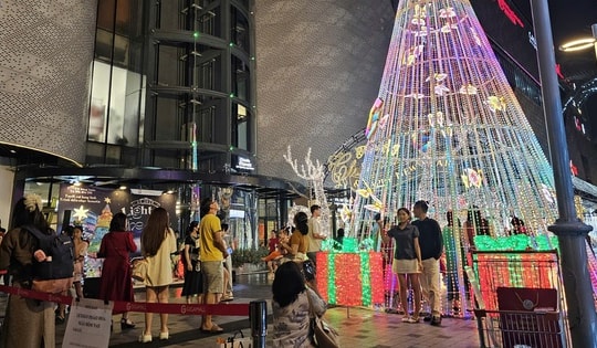 Hết mưa, người dân TPHCM đi chơi lễ Giáng sinh ở đâu?