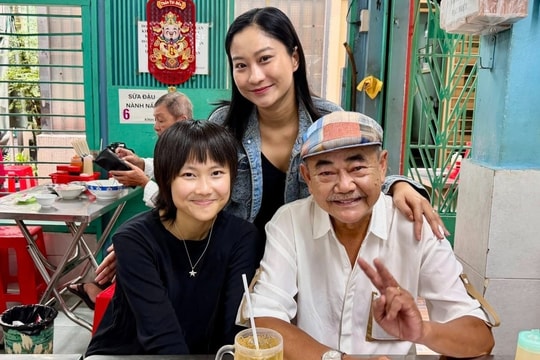 NSND Việt Anh bên con riêng và vợ kém 36 tuổi