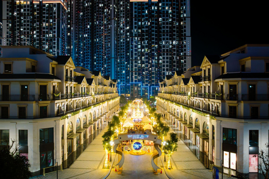 Hàng ngàn du khách hòa mình vào không khí lễ hội Giáng Sinh tại Malibu Walk