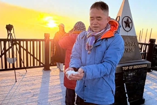 Nhiệt độ giảm sâu, xuất hiện băng giá dày nhất từ đầu đông trên Fansipan