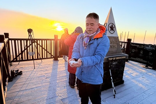 Khách 'săn' được băng tuyết đúng dịp Noel trên đỉnh Fansipan