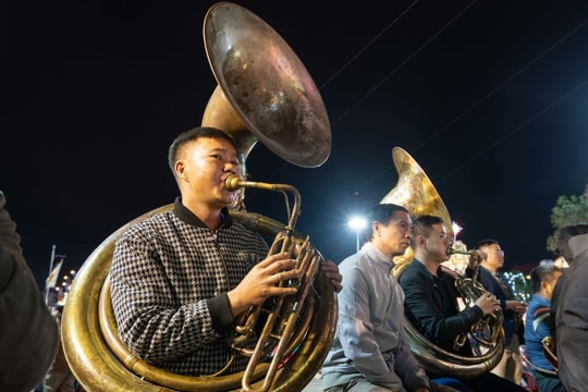 2.000 người xem trình diễn kèn đồng giữa không gian nhà thờ cổ