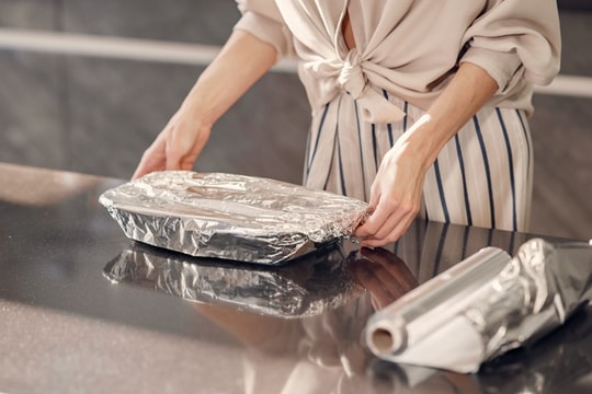 Vì sao không nên dùng giấy bạc gói thức ăn thừa?