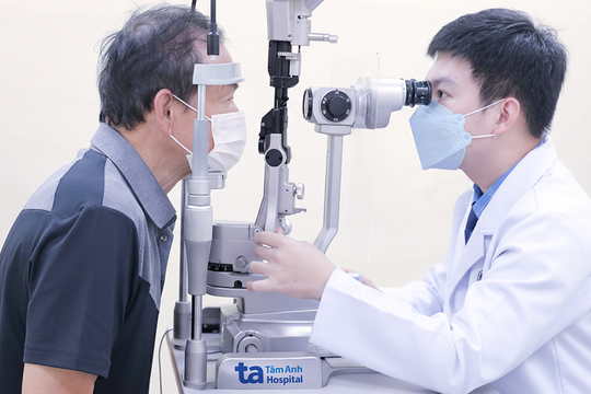 Thay thủy tinh thể cho người cận thị