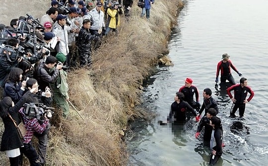 Chuyến đi mua quà Giáng sinh bi thảm của hai đứa trẻ