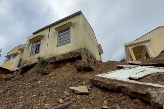 Ngôi trường sạt lở trên núi Ngọc Linh chờ xây mới