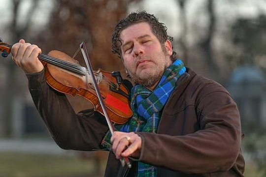 Nghệ sĩ bị hủy show vì Google AI bịa tin là tội phạm tình dục